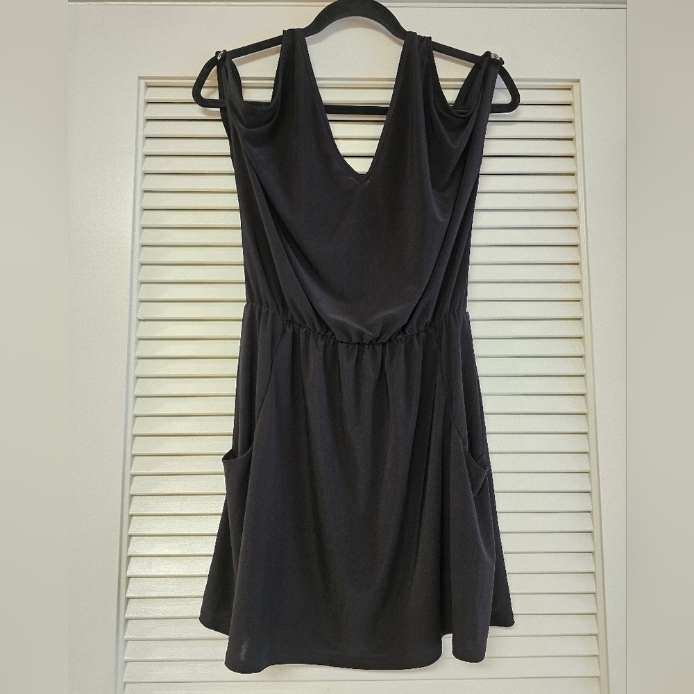 Josh Brody - Black Cold-Shoulder V-Neck Lightweight Cocktail Dress With Pockets